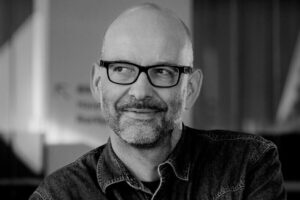 Businessfotograf Timm Ziegenthaler aus Dresden – Firmenportraits & Eventfotografie Businessfotograf Timm Ziegenthaler in die ferne lächelnd